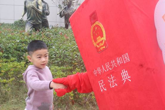 说明: E:\9001cc金沙重要获奖\照片素材\1、“保驾护航”普法宣传照片\2020年11月赴钱塘新区少年宫开展普法志愿服务活动现场.jpg