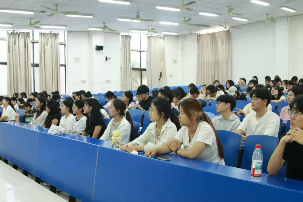 图片二:同学专注听讲学习.png 图片二:同学专注听讲学习.png